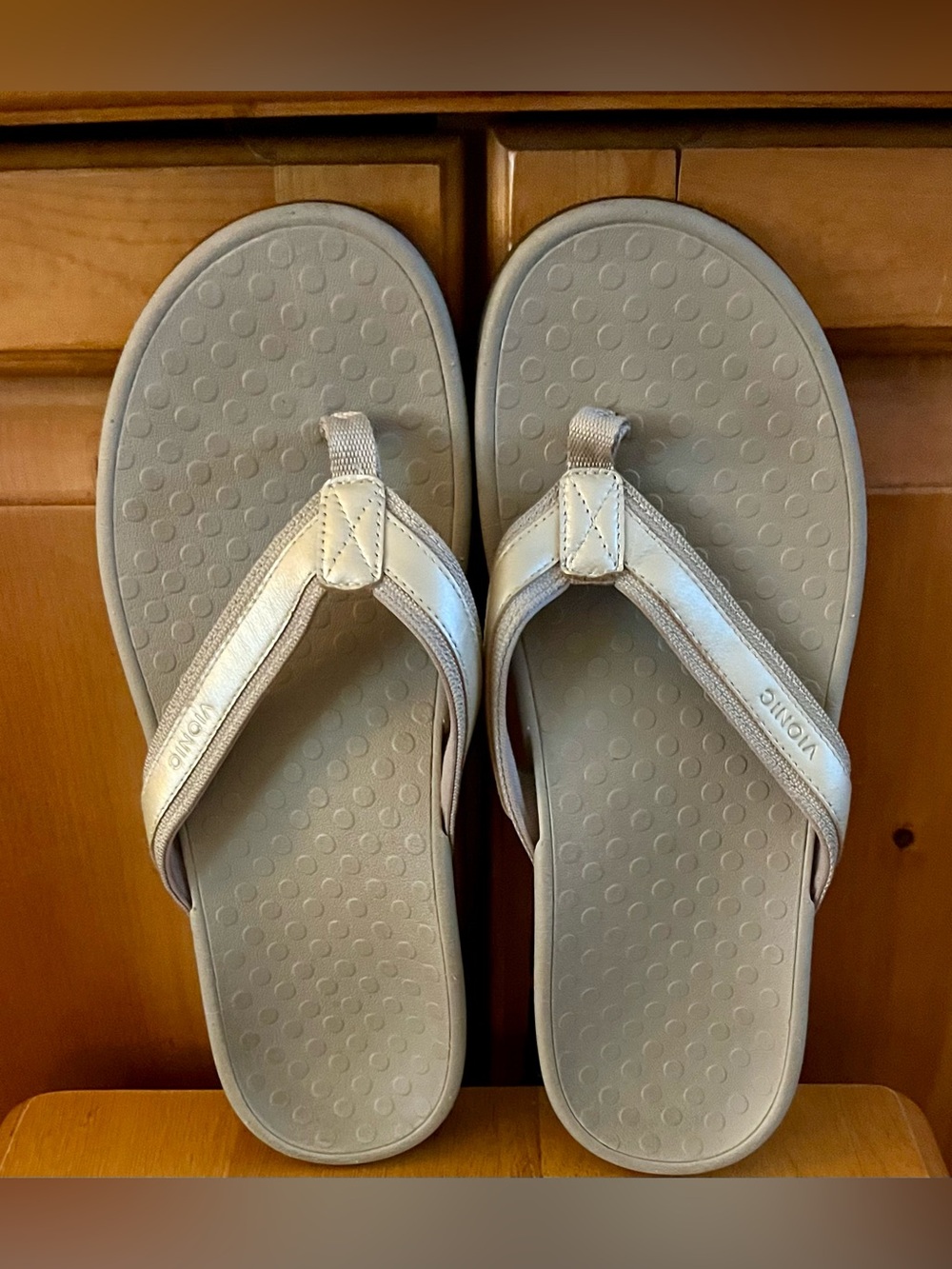 Vionic Women's Gold and Beige Slide /Flip Flop Sandal. Size 9